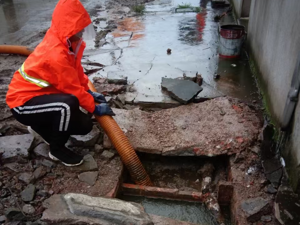 星沙专业清理污水池 炜誉市政以规范流程守护城市 “肠道”